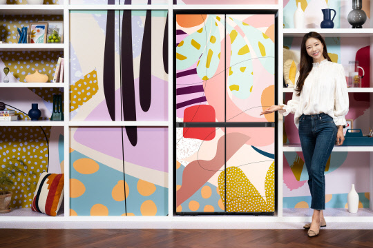 삼성전자 모델이 서울 논현동에 위치한 삼성전자 디지털프라자 강남본점에서 알렉스 프로바 채널이 적용된 비스포크 냉장고 제품을 소개하고 있다. <삼성전자 제공>